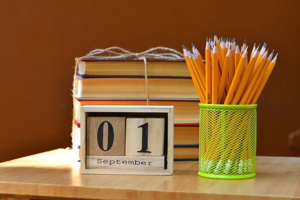 matériel scolaire crayons livres verre desk.back à l'école concept .September 1 texte sur calendrier bloc de bois
 - Photo, image