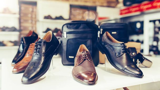 Hommes Chaussures en cuir classiques de différents modèles et couleurs dans le
  - Photo, image