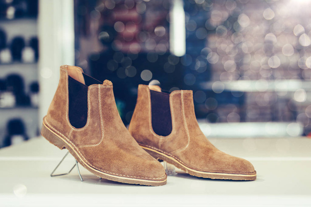Par de zapatos de cuero casual marrón en un estante de una tienda
 - Foto, imagen