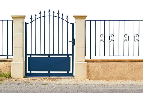 Puerta de valla azul con barras aisladas sobre fondo blanco
.                    - Foto, imagen