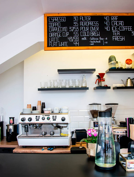 Сучасне яскраве кафе з професійною промисловою кавовою машиною
 - Фото, зображення