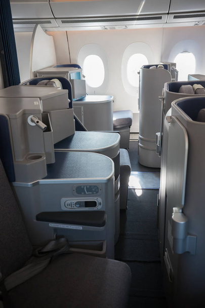 Una cabina limpia de clase business del avión
 - Foto, imagen