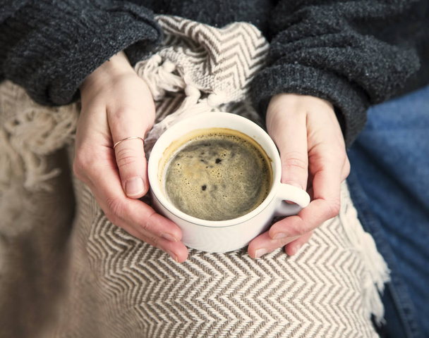 Уютные женские руки с чашкой кофе или шоколадным остроумием
 - Фото, изображение