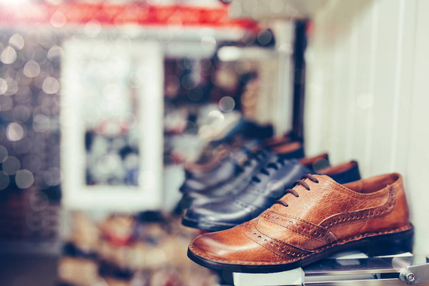  Zapatos de mujer en el estante de la zapatería
 - Foto, imagen