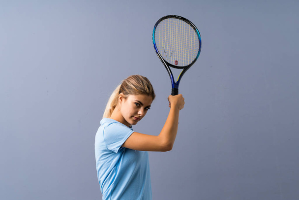 Gri duvar üzerinde genç tenisçi kız - Fotoğraf, Görsel