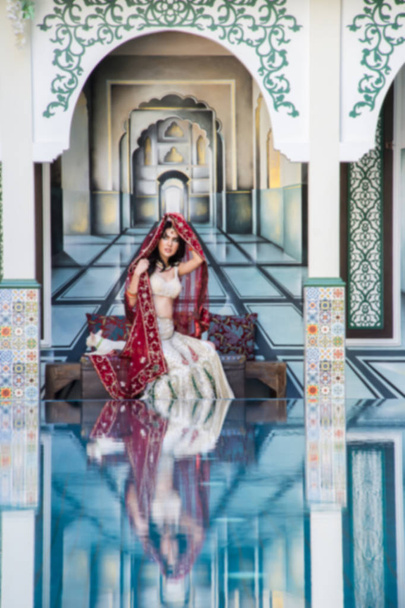 Disfraz indio rojo hermosa chica, cara parcialmente cubierta con s
 - Foto, imagen