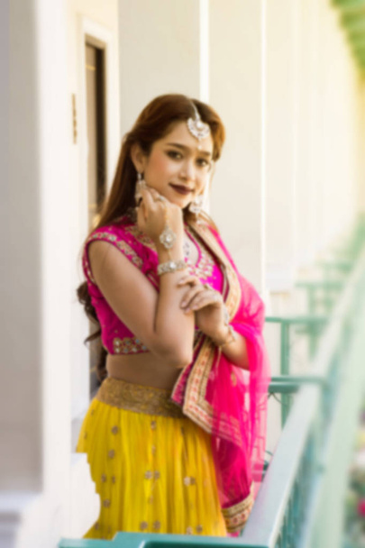 Rosa y amarillo indio traje hermosa chica, cara parcialmente co
 - Foto, imagen