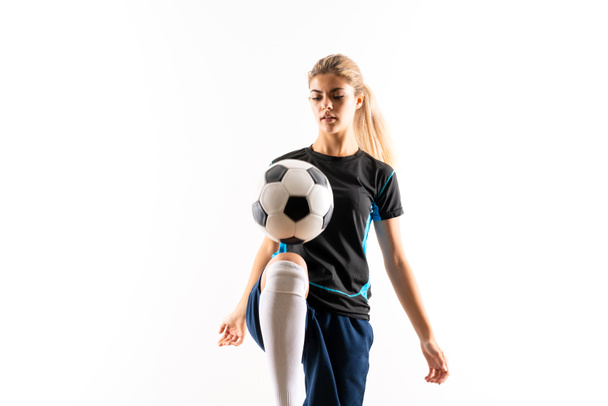 Giocatore di calcio bionda adolescente ragazza su sfondo bianco isolato
 - Foto, immagini