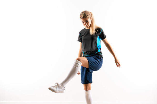 Blonde Football speler tiener meisje over geïsoleerde witte achtergrond - Foto, afbeelding