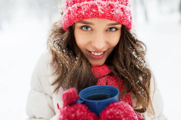 ευτυχισμένη νεαρή γυναίκα με φλιτζάνι τσαγιού το χειμώνα - Φωτογραφία, εικόνα
