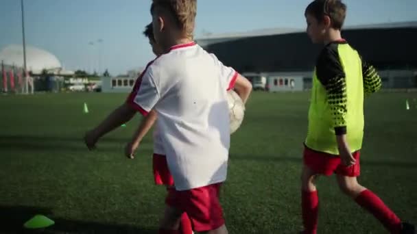 Jungen-Fußballer laufen auf Spielfeld im Stadion - Filmmaterial, Video