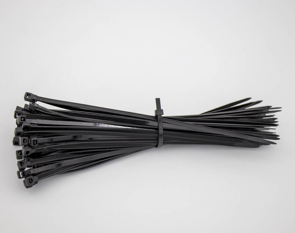 Черный кабель галстуки изолированы на белом фоне
 - Фото, изображение