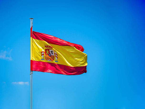 Εθνική ισπανική σημαία στο γαλάζιο του ουρανού με σύννεφα Ισπανία - Φωτογραφία, εικόνα