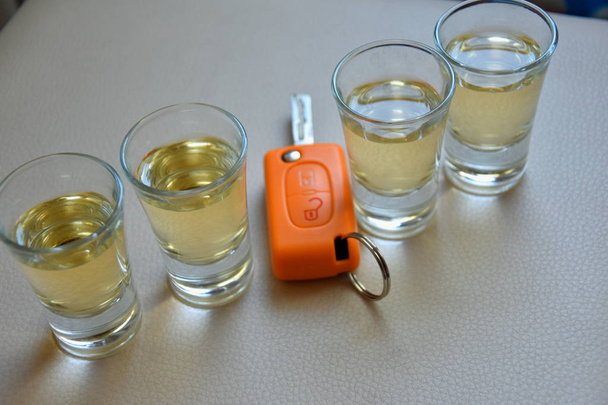 Ποτό, οδήγηση και αλκοολισμός. Ασφαλές και υπεύθυνο DRI - Φωτογραφία, εικόνα