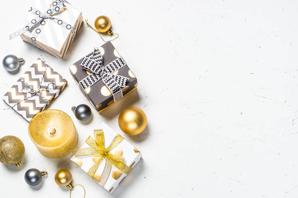 Kerstmis achtergrond met goud aanwezig doos en decoraties. - Foto, afbeelding