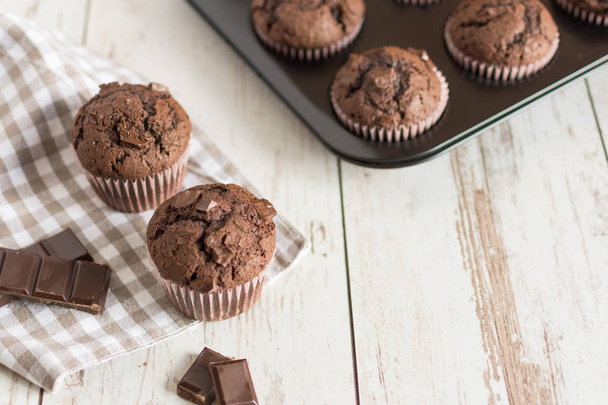 Gewoon gebakken chocolade Muffins. - Foto, afbeelding