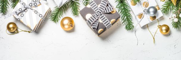 Christmas background with Gold present box and decorations. - Foto, afbeelding