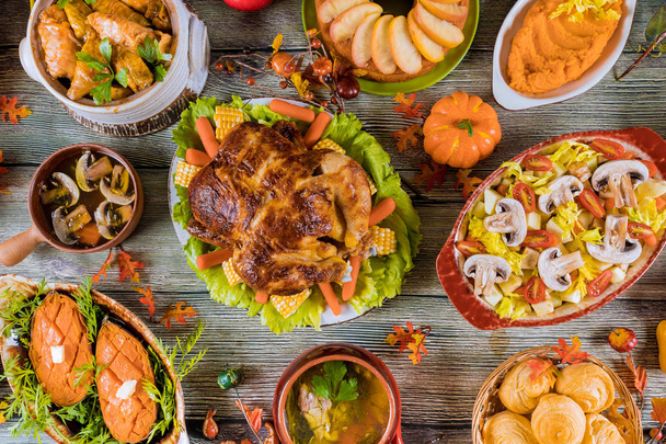 Dîner pour Thanksgiving avec dinde, patate douce
. - Photo, image