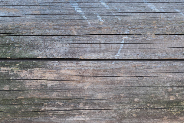 vecchio sfondo di legno naturale grigio-marrone sotto forma di una tavola con crepe, nodi e una superficie ruvida
 - Foto, immagini