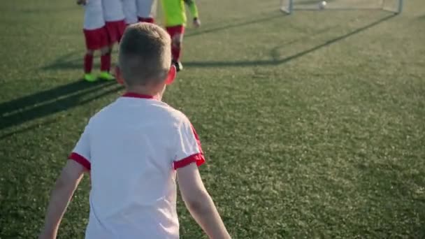 Mannschaft der kleinen Jungen Fußballer umarmen sich - Filmmaterial, Video