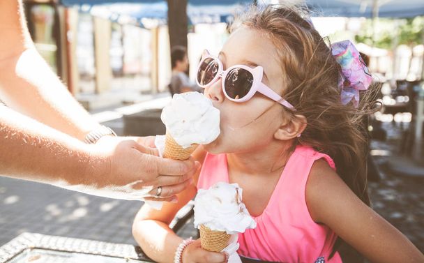 Aranyos kislány étkezési fagylalt kültéri Cafe  - Fotó, kép