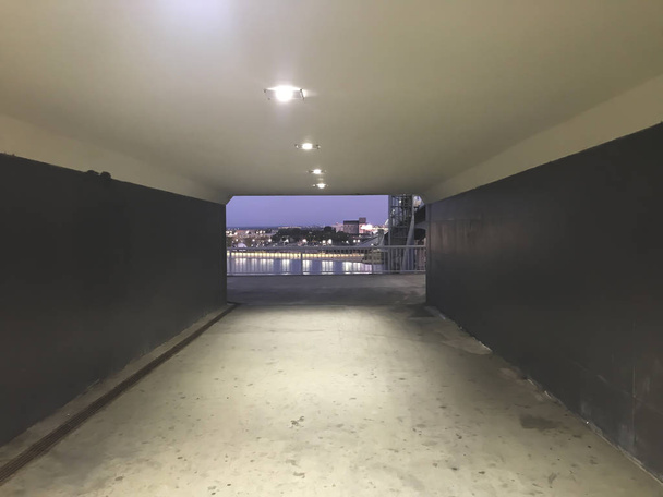 Длинный бетонный тоннель в г. Ростове
 - Фото, изображение