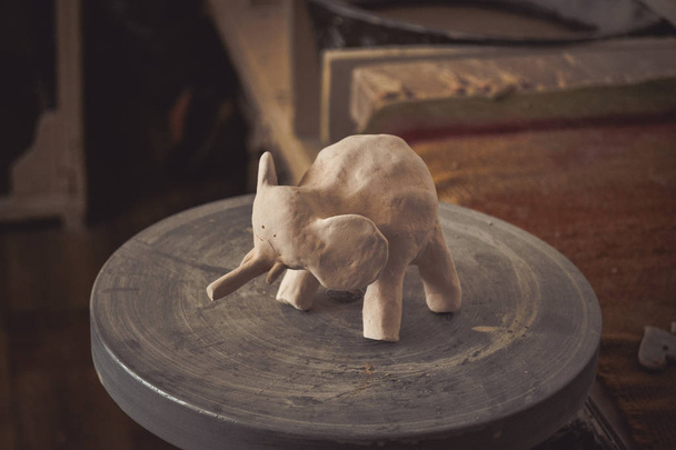 Çömlekçi tekerleğinde kilden yapılmış oyuncak fil. - Fotoğraf, Görsel