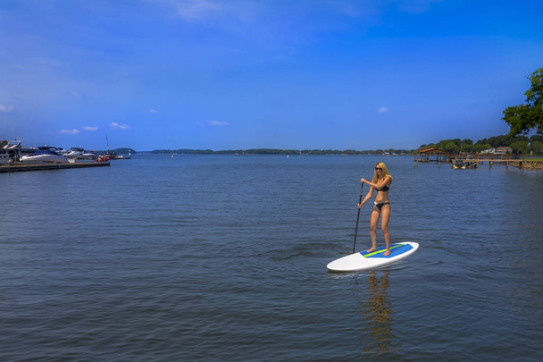Piękne bikini model relaks na pokładzie paddle - Zdjęcie, obraz