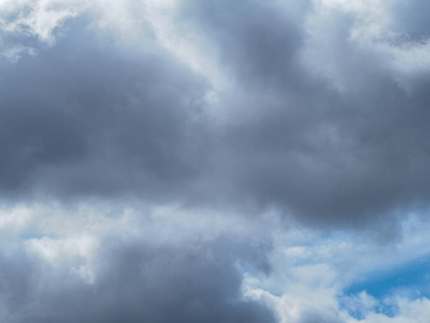 Grijze hemel bedekt door bewolkte dichte wolken in grijzende dag-hemel landschap - Foto, afbeelding