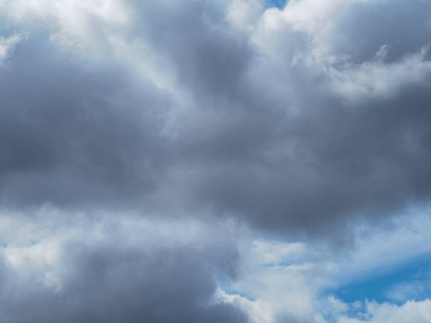 Céu cinzento coberto por nuvens densas nubladas no dia cinzento - paisagem de céu
 - Foto, Imagem