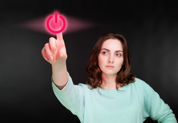 Жінка вказує палець на віртуальну кнопку
 - Фото, зображення