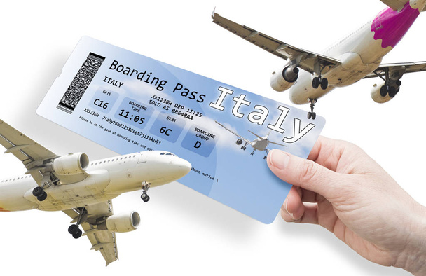 Рука женщины, держащей билет на самолет в Италию
. - Фото, изображение