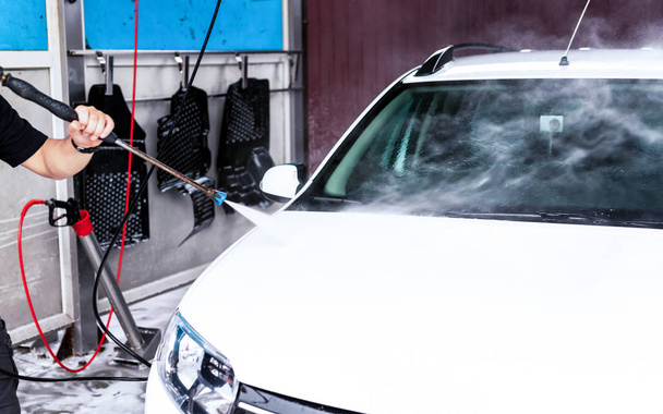 A folyamat a mosás egy fehér autó segítségével magasnyomású mosó - Fotó, kép