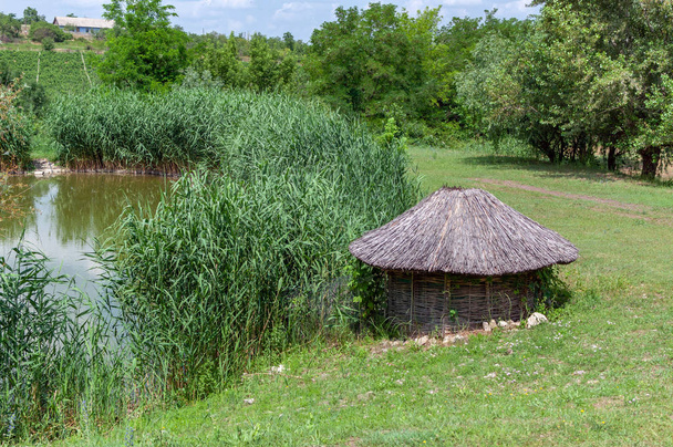 Деревянный беседка на озере
 - Фото, изображение