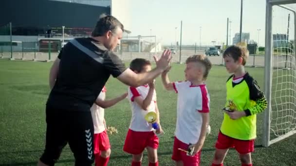 Glückliche kleine Jungen-Fußballer freuen sich über Sieg - Filmmaterial, Video