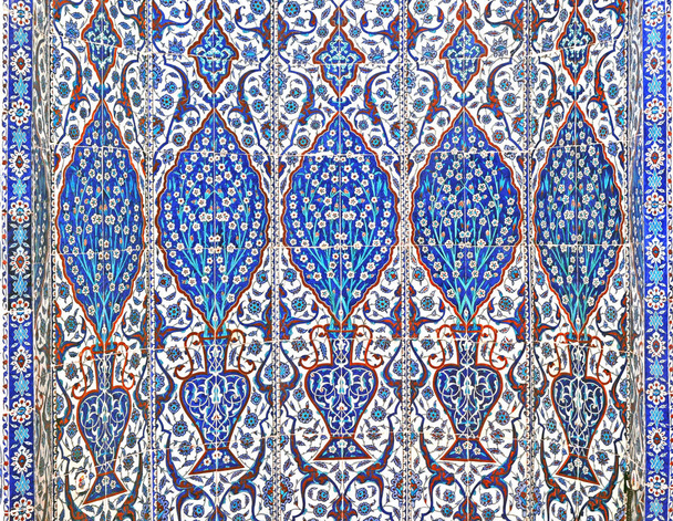 Azulejos Iznik de la antigua época otomana.Los azulejos fueron decorados por maestros artesanos, llamados nakkash, que fueron traídos de todo el imperio a Estambul e Iznik para llevar a cabo este arte.
 - Foto, imagen