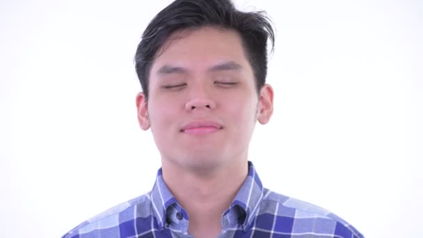 Cara de feliz joven asiático hipster hombre relajarse con los ojos cerrados
 - Metraje, vídeo