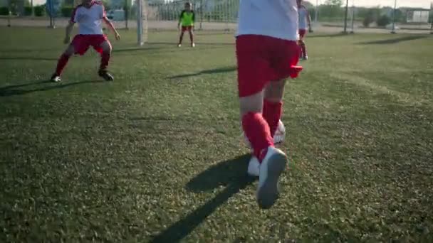 Chłopcy piłkarzy grają w piłkę nożną i strzelił gola - Materiał filmowy, wideo