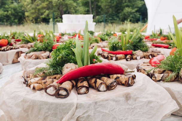 Vue latérale des légumes servis sur la table pendant le pique-nique
 - Photo, image