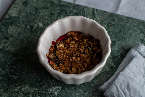 oat crisps with blackberries and blueberries - Fotoğraf, Görsel