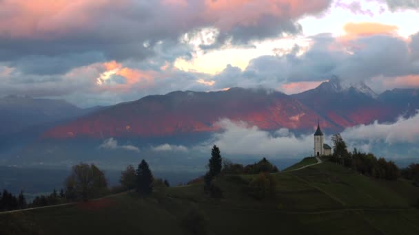 Вид с воздуха на церковь Святого Томаса в верхней части долины Савы в Словении. Горный пейзаж с радугой
 - Кадры, видео