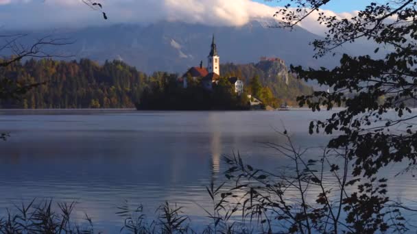 Lac de Bled, Slovénie avec l'église St. Marys de l'Assomption sur la petite île dans l'eau et beau coucher de soleil
 - Séquence, vidéo