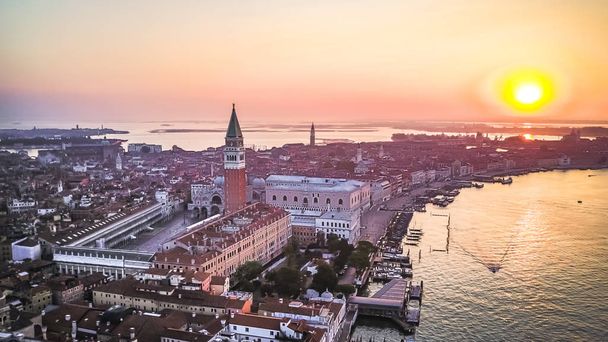 Vedute dell'alba a Venezia dall'alto
 - Foto, immagini