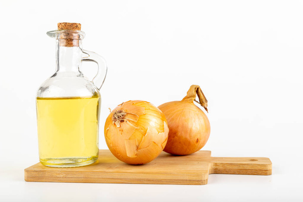 Home remedy for colds from onions. Squeezed vegetable juice in a - Foto, Imagem