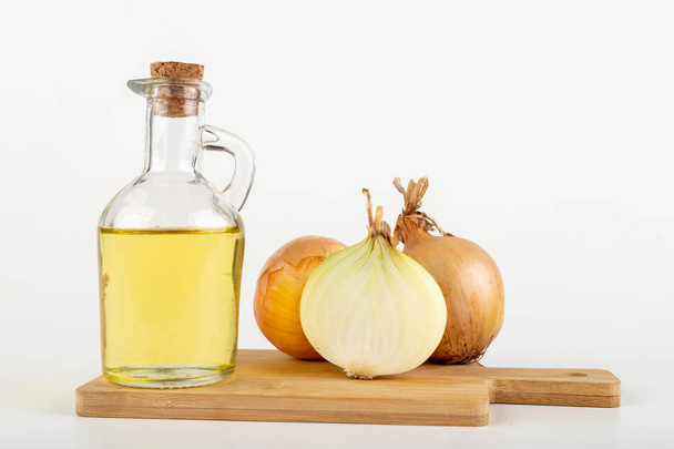 Home remedy for colds from onions. Squeezed vegetable juice in a - Foto, Imagem