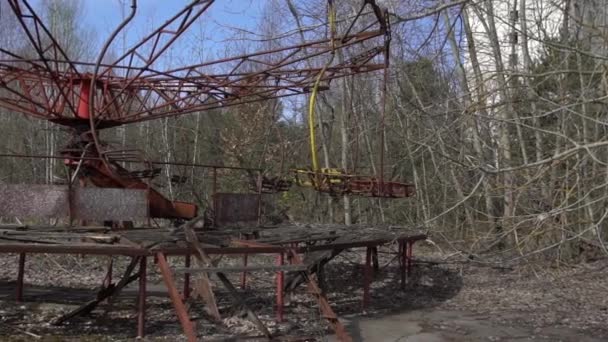 Kaputte Kinderattraktion in Tschernobyl. Videomaterial - Filmmaterial, Video