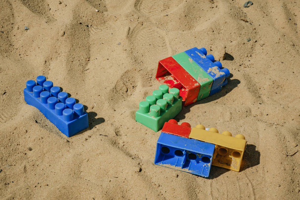 Détails du concepteur pour enfants de différentes couleurs sur le sable
. - Photo, image