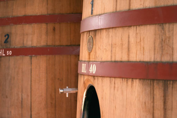 ワイナリーの大きな木製ワイン樽 - 写真・画像