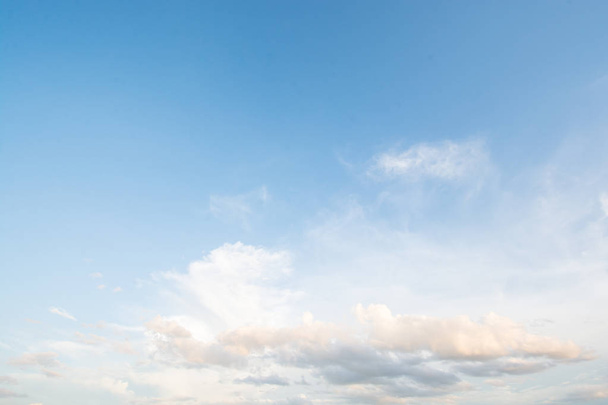 Wolken in de blauwe lucht in een heldere dag - Foto, afbeelding