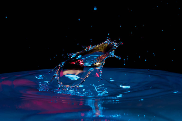 kapka vody padající do vody  - Fotografie, Obrázek